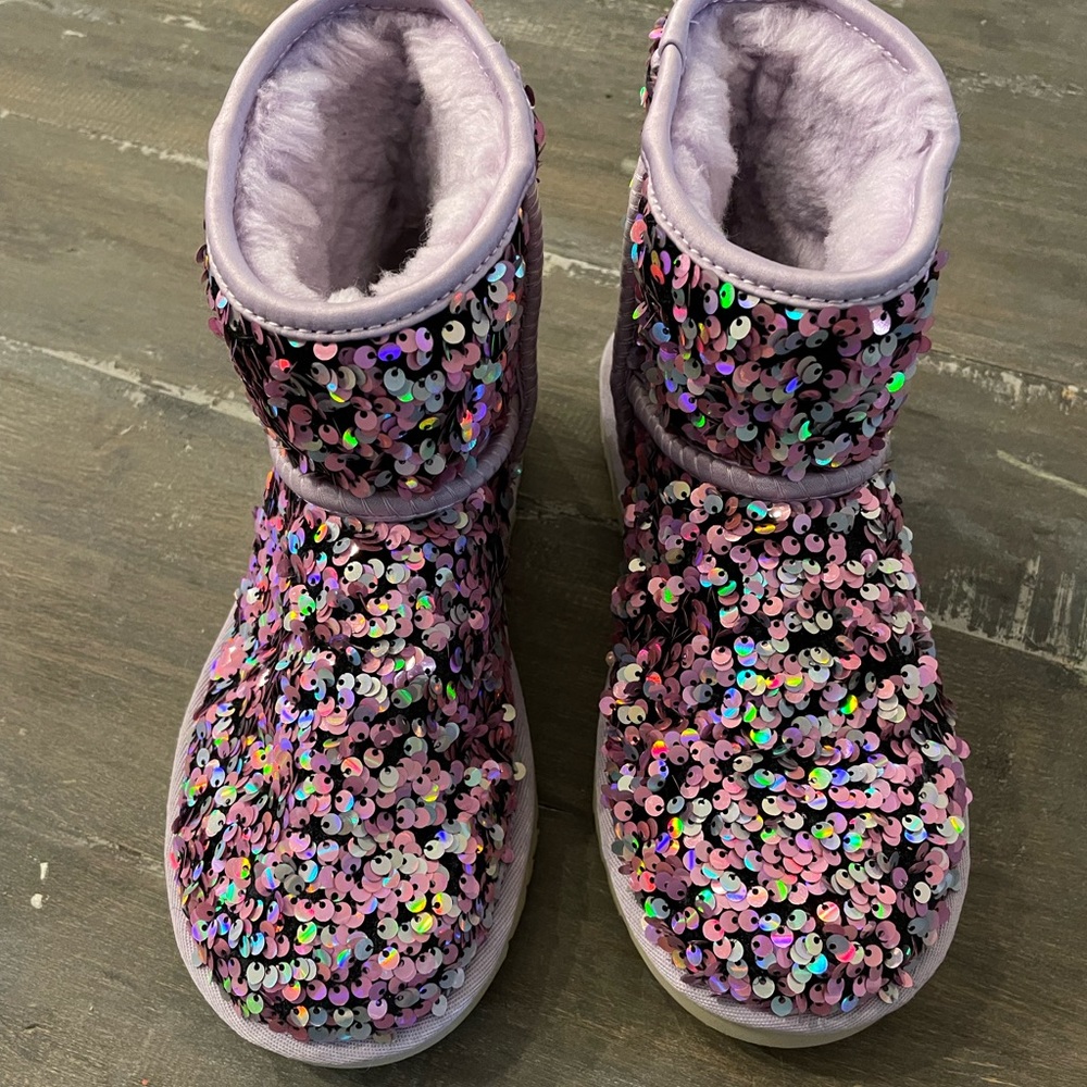 Classic mini stellar lilac frost (light purple) UGGs. Brand-new. No tags. Size 5